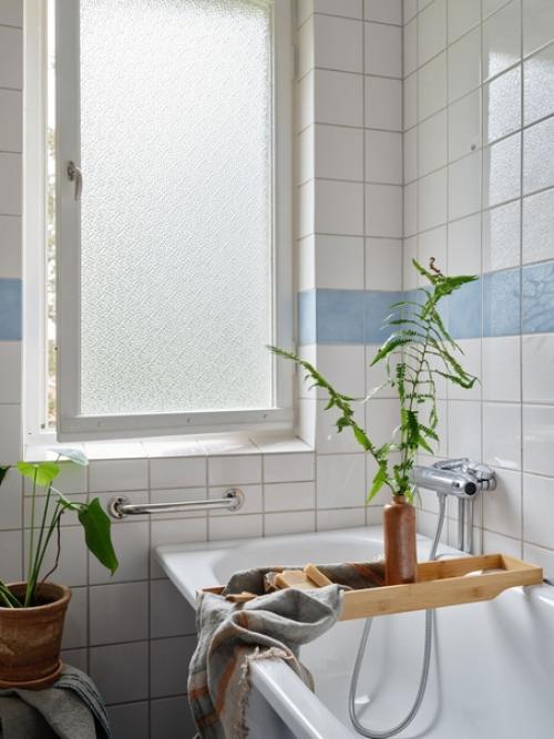 Подборка ванных комнат а скандинавском стиле, в которых тон всему интерьеру задает декор и текстиль. 04