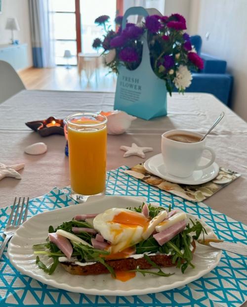 Гирлянды, свечи, салфетки, скатерть и тарелка в виде ракушки …. 01