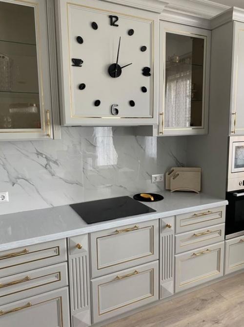 Просторный, элегантный интерьер кухни - столовой в классическом стиле. 02