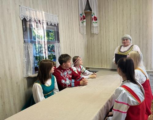В новобачатском доме культуры прошла экскурсия по музейной комнате Уголок Старинного Быта, организованная в рамках программы пушкинская карта.