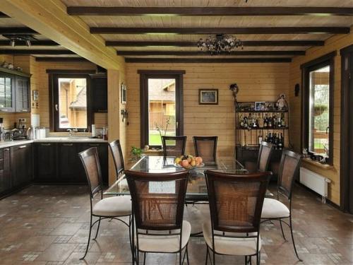 Мебель в доме из оцилиндрованного бревна. 02