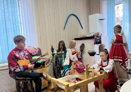 В новобачатском доме культуры прошла экскурсия по музейной комнате Уголок Старинного Быта, организованная в рамках программы пушкинская карта. 04