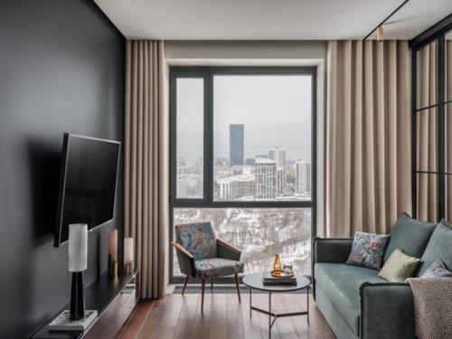 Потрясающий вид на город: уютная и необычная квартира. 05