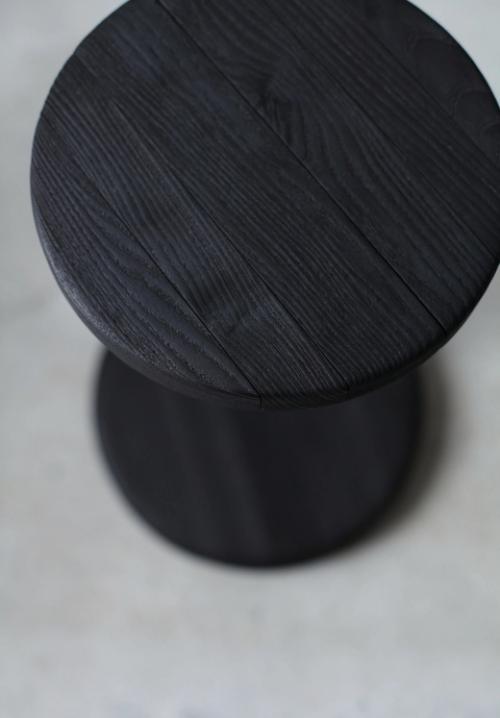 Наш стильный столик из обоженного дерева станет настоящим украшением любой комнаты в вашем доме. 01