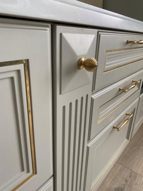 Просторный, элегантный интерьер кухни - столовой в классическом стиле. 04