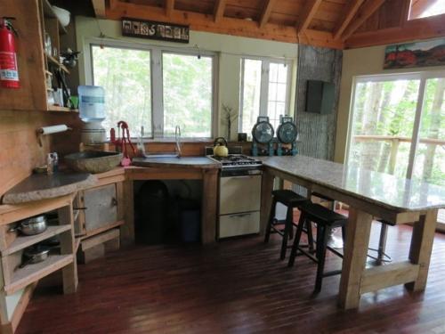 Moss Rock предлагает лучшее сочетание современных удобств c природными красотами горной хижины. 06