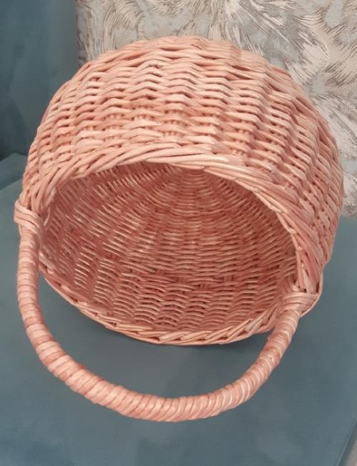 Корзина.  Размеры: диаметр по донышку 20 см., по верху 18 см., высота 12 см., с ручкой 23 см. 01