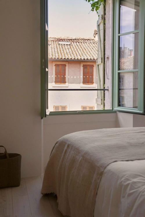 На юге Франции средневековый дом XIV века получил новую жизнь и превратился в современный гостевой дом. 07