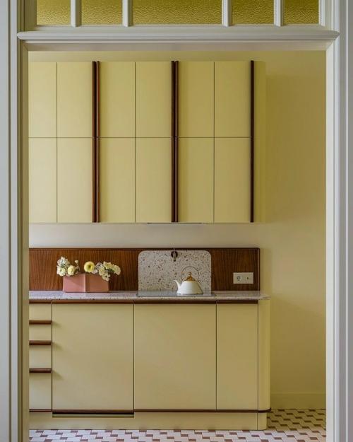 Дизайнер Елена учаева оформила интерьер для семейной пары в доходном доме Ольги гартман, построенном в 1911 году по проекту архитектора челыщева.