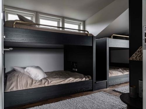 Довольно непривычно - готичный дизайн интерьера виллы в Швеции. 08