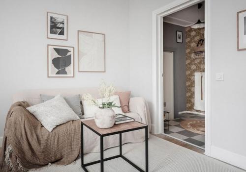 Спокойная и уютная квартира с тёплыми акцентами в Швеции (32 кв. 03