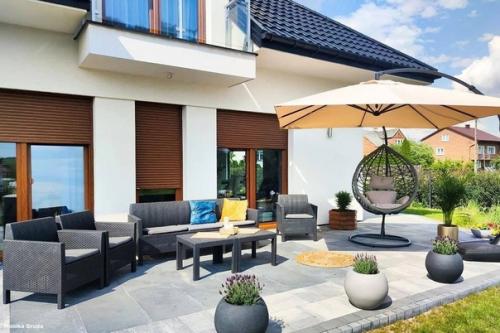 Красивый современный проект дома с характером небольшой резиденции. 02