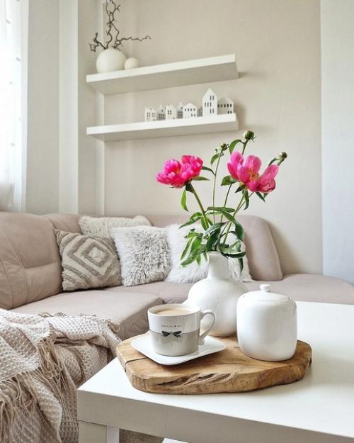 Приятная атмосфера в деталях интерьера этой уютной квартиры царит. 01