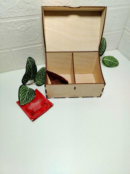 Коробка для чайных пакетиков с гравировкой имеет два отделения для фольгированных пакетиков. 01