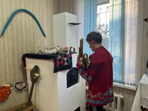В новобачатском доме культуры прошла экскурсия по музейной комнате Уголок Старинного Быта, организованная в рамках программы пушкинская карта. 02