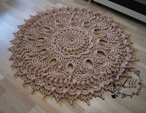 Вязаные крючком коврики отлично дополнят интерьер вашей квартиры или дома! 06