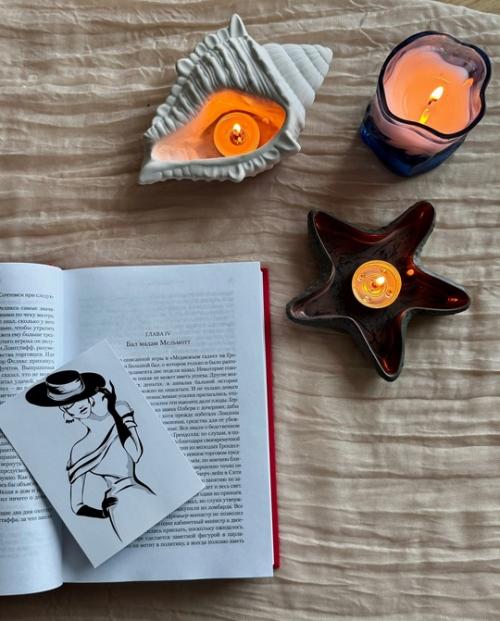 Гирлянды, свечи, салфетки, скатерть и тарелка в виде ракушки …. 03