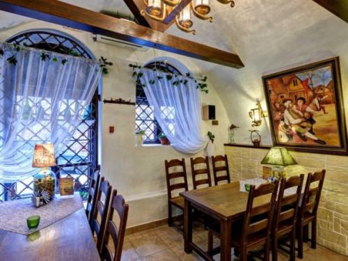 6 ресторанов, где можно вкусно поесть и отдохнуть за городом. 01