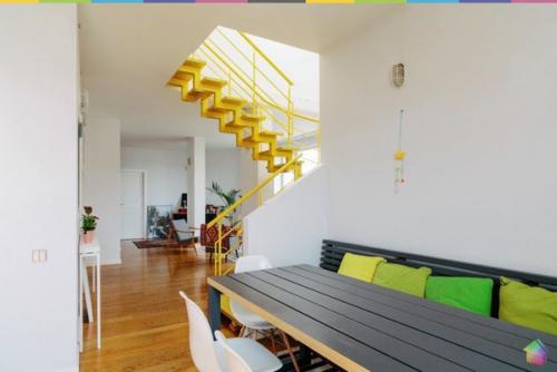 Двухэтажная квартира с жёлтой лестницей и садом на балконе ч. 1. 04 Двухэтажная квартира с жёлтой лестницей и садом на балконе ч. 1. 04