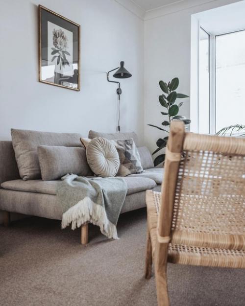 Детали небольшой, но очень уютной квартиры, в которой любят тёплый текстиль, зелёные растения и мебель икеа. 03