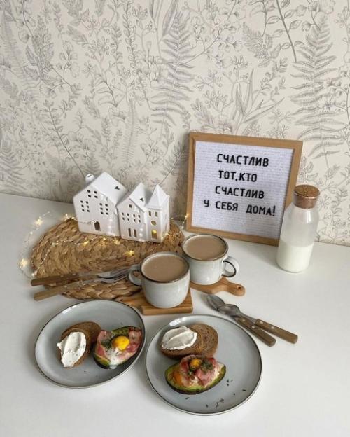 Уютный интерьер небольшой кухни в светлых тонах. 01