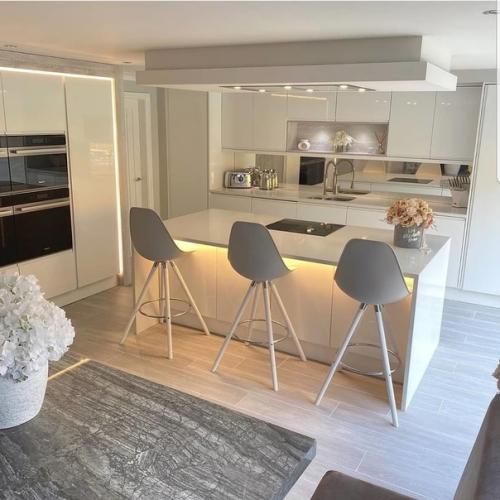 Потрясающий вариант дизайна собственного дома в светлых тонах.