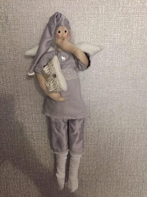 Одним из модных трендов в оформлении интерьера является украшение дома авторскими игрушками ручной работы. 08