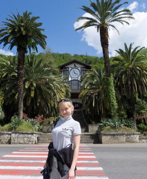 9 января 1903 года в деревянном здании с часами состоялось торжественное открытие гагрской климатической станции. 03