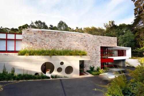 Дом с галереей в тропическом лесу Гватемалы. 01