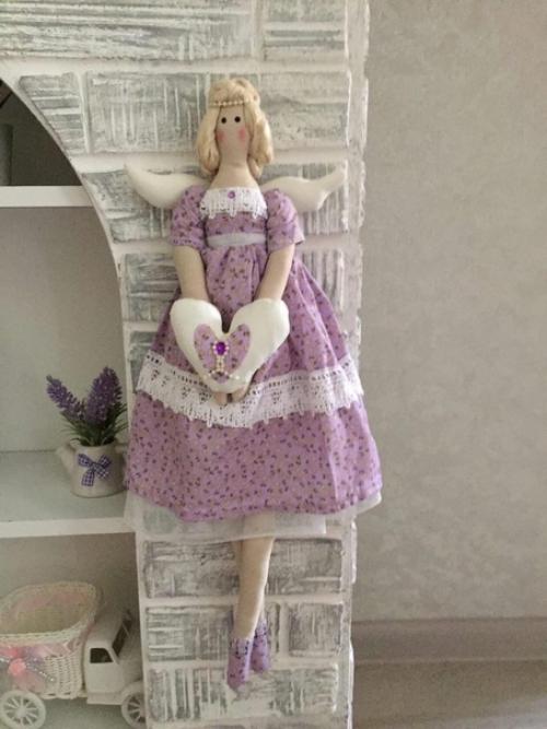 Одним из модных трендов в оформлении интерьера является украшение дома авторскими игрушками ручной работы. 04