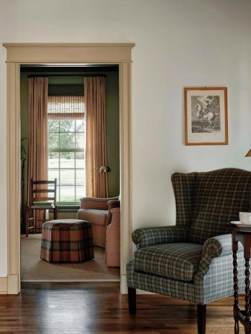 Интерьер загородного дома, который действительно хочется рассматривать - не бегло, а вдумчиво, возвращаясь взглядом к деталям снова и снова. 04