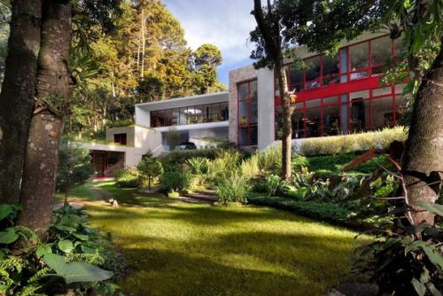 Дом с галереей в тропическом лесу Гватемалы. 05