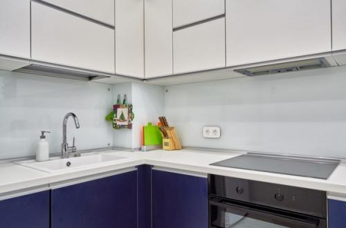 Современный светлый интерьер с яркими синими цветовыми акцентами. 03