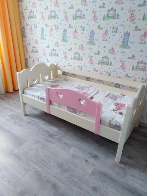 Города сверкают новогодней иллюминацией, магазины - новогодними коллекциями и атрибутами праздника, в квартирах горят огоньки на елках. 02