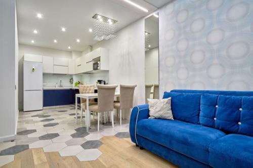 Современный светлый интерьер с яркими синими цветовыми акцентами. 01