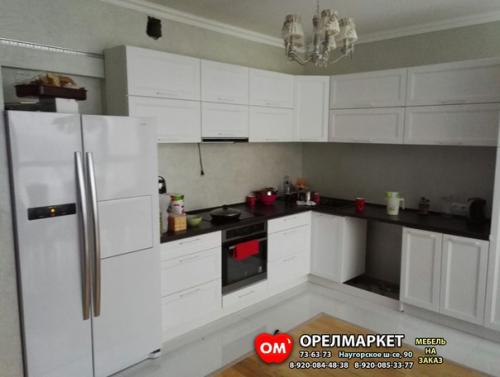 Дневные работы.  Закончили с установкой кухни нашего производства с белыми фасадами из шпона. 01