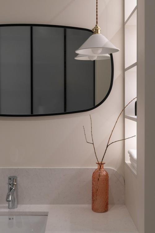 Красивый монохромный интерьер ванной комнаты в квартире в Сталинке, построенной в 50-х годах. 06