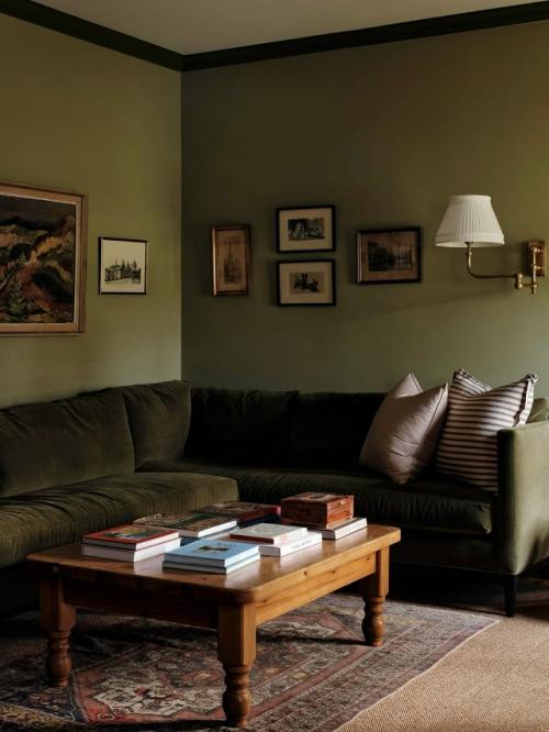 Интерьер загородного дома, который действительно хочется рассматривать - не бегло, а вдумчиво, возвращаясь взглядом к деталям снова и снова. 03