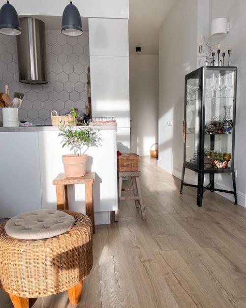 Светлый и лаконичный интерьер в скандинавской квартире Татьяны Никулиной из Кемерово. 01