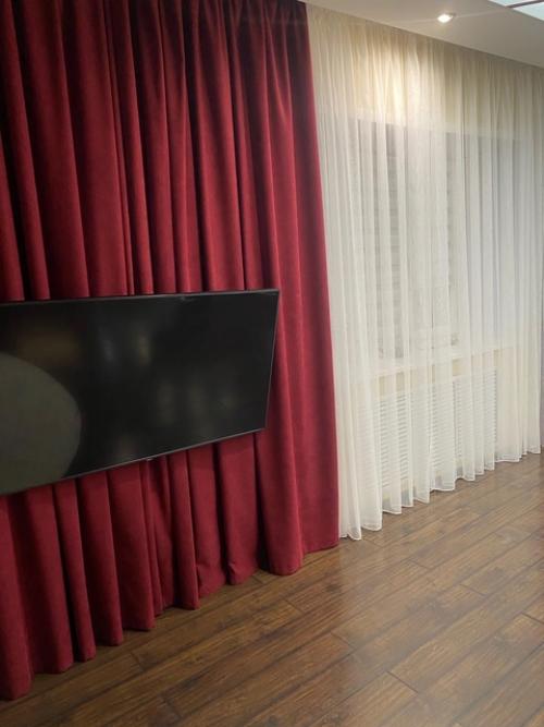 В этом проекте мы оформили три окна в гостиную, совмещенную с кухней в частном доме. 01