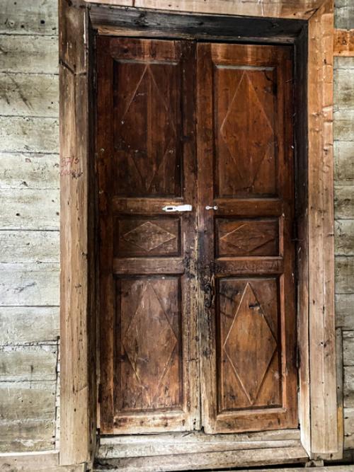 Полуразрушенная старинная усадьба, в которой до сих пор живут люди. 01