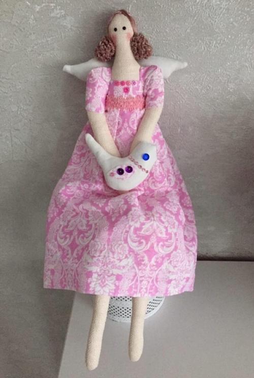 Одним из модных трендов в оформлении интерьера является украшение дома авторскими игрушками ручной работы. 09