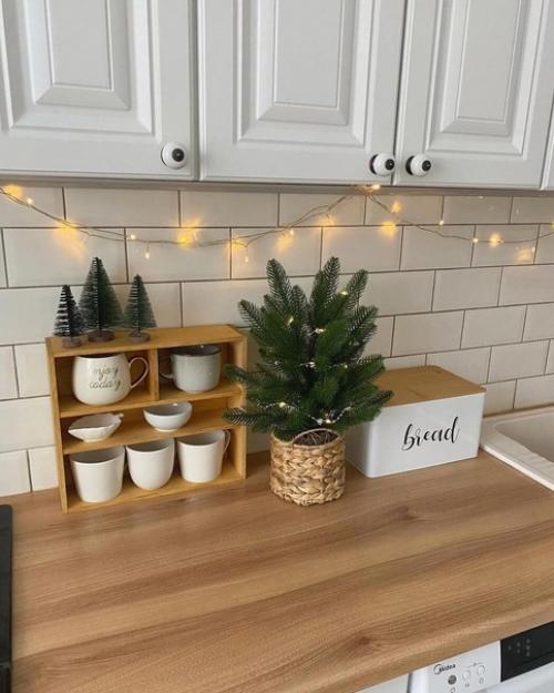 Уютный интерьер небольшой кухни в светлых тонах. 03