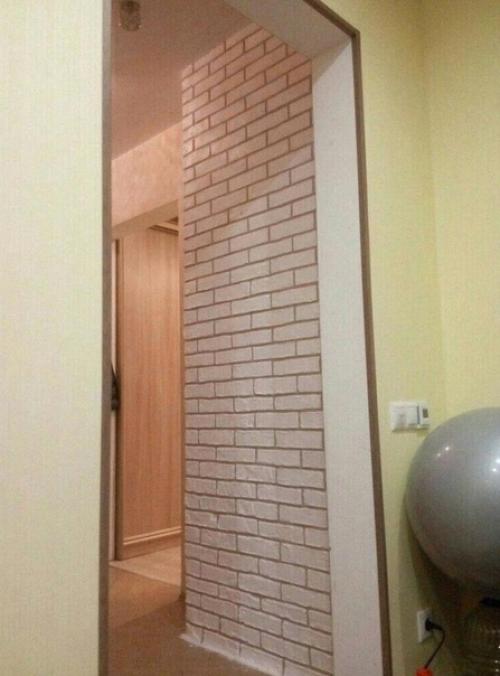 Кирпичная стена в интерьере выглядит красиво. 02