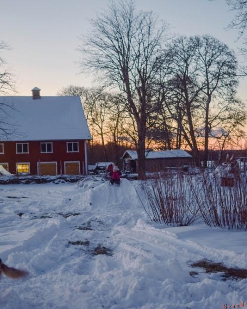 Добро пожаловать в красный деревенский дом в смоланде, окруженный умиротворяющей природой. 05