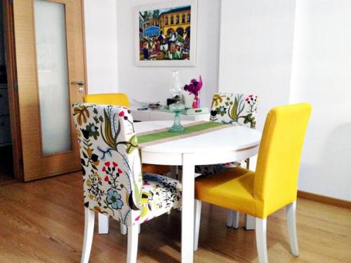 Причина появления мебельного чехла? 
