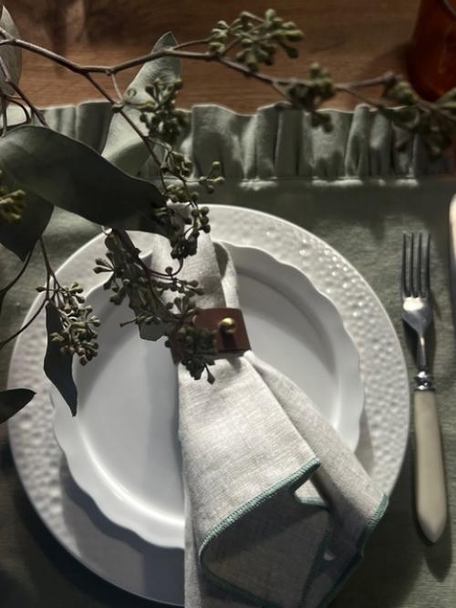 Сервировка стола - это неотъемлемая часть декорирования интерьера, которая позволяет создавать атмосферу и подчеркнуть стиль вашего дома. 06