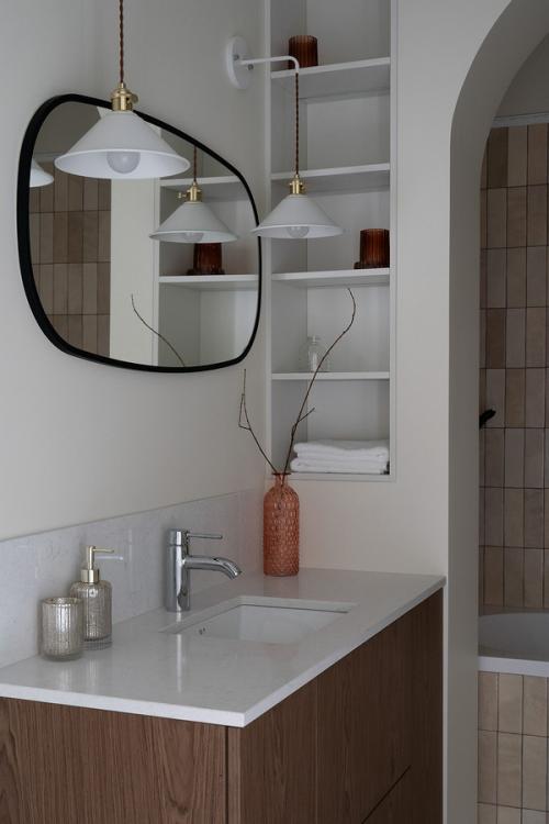 Красивый монохромный интерьер ванной комнаты в квартире в Сталинке, построенной в 50-х годах. 04