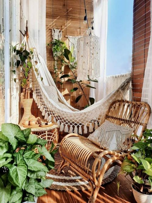 Балкон в духе бохо: пространство для отдыха без расписания.

