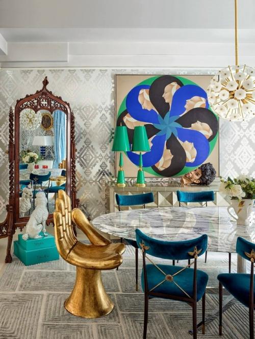 Американский дизайнер Джонатан Адлер несколько лет назад полностью переосмыслил свою квартиру в Гринвич - виллидж, где живёт уже более 25 лет. 

